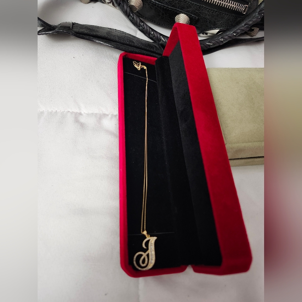 Elegant Gold Initial Pendant Necklace - Picture 5 of 5